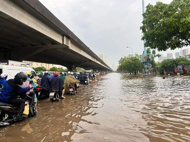 VIDEO: Nhiều tuyến phố Hà Nội ngập sâu sau mưa lớn, ùn tắc nghiêm trọng- Ảnh 8.