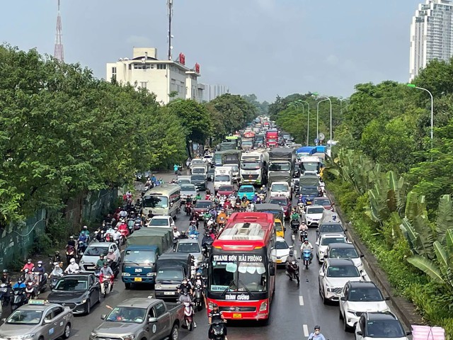 VIDEO: Nhiều tuyến phố Hà Nội ngập sâu sau mưa lớn, ùn tắc nghiêm trọng- Ảnh 9.