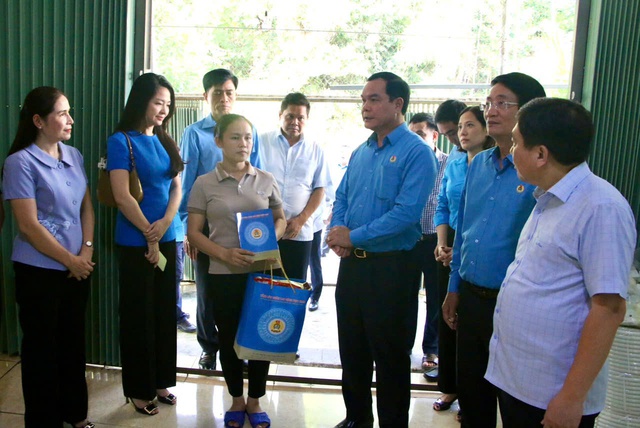 Tổng LĐLĐ Việt Nam tặng quà, hỗ trợ đoàn viên, người lao động bị ảnh hưởng bởi bão số 3- Ảnh 2.