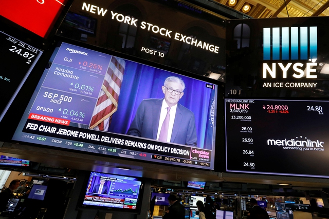 Màn hình phát hình ảnh Chủ tịch Cục Dự trữ Liên bang Mỹ (FED) Jerome Powell tại Sàn giao dịch chứng khoán New York hồi cuối tháng 7Ảnh: Reuters Màn hình phát hình ảnh Chủ tịch Cục Dự trữ Liên bang Mỹ (FED) Jerome Powell tại Sàn giao dịch chứng khoán New York hồi cuối tháng 7Ảnh: Reuters