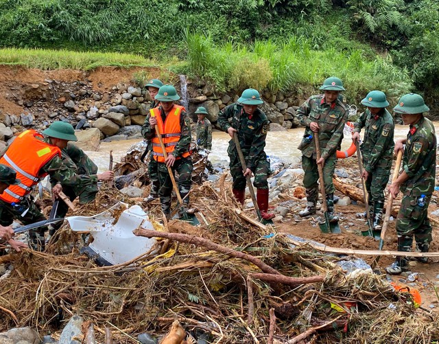 Lực lượng chức năng huyện Nguyên Bình, tỉnh Cao Bằng khẩn trương khắc phục các điểm sạt lở, tìm kiếm các nạn nhân mất tíchẢnh: ĐỨC NGỌC