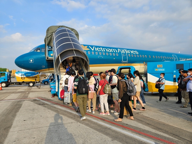 Vietnam Airlines Group mở bán lần đầu 1,5 triệu vé máy bay Tết Nguyên đán 2025- Ảnh 1.