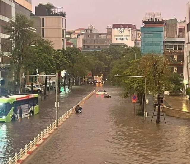 VIDEO: Nhiều tuyến phố Hà Nội ngập sâu sau mưa lớn, ùn tắc nghiêm trọng- Ảnh 1.