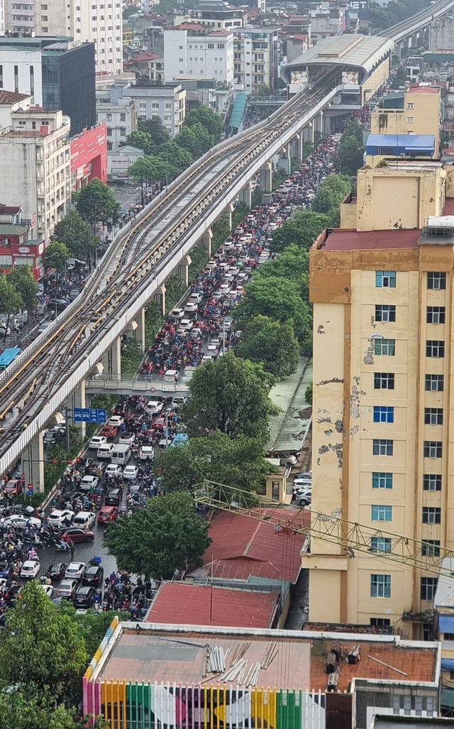 VIDEO: Nhiều tuyến phố Hà Nội ngập sâu sau mưa lớn, ùn tắc nghiêm trọng- Ảnh 5.