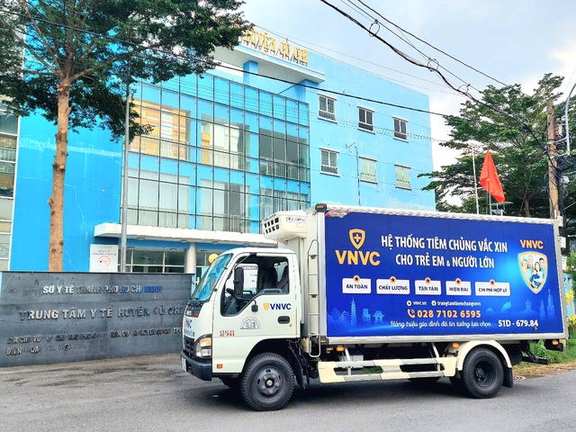 VNVC sử dụng xe lạnh vận chuyển vắc-xin đạt chuẩn GSP để tiếp nhận nguồn vắc-xin từ trung tâm y tế quận, huyện nhằm đảm bảo chất lượng vắc-xin và an toàn cho trẻ em được tiêm