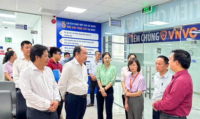 PGS.TS Tăng Chí Thượng (hàng đầu, thứ hai từ trái qua) và Phó Giám đốc Trung tâm kiểm soát bệnh tật TP HCM - ThS.BS Lê Hồng Nga (áo tím) đến thăm và giám sát việc triển khai chiến dịch tiêm vắc-xin sởi miễn phí cho trẻ từ 1-10 tuổi vào sáng 17-9 tại VNVC Quận 8 (TP HCM)