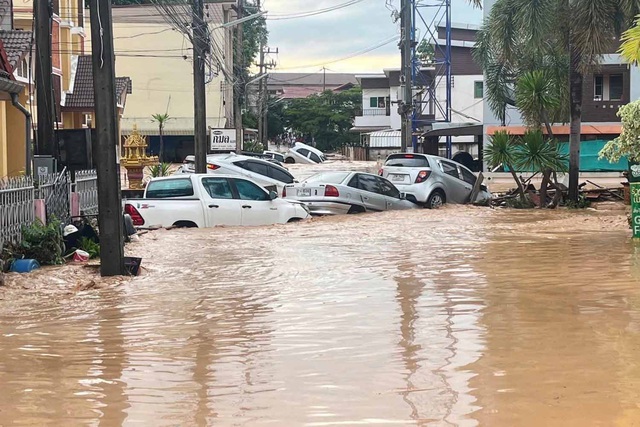 Xe cộ chim trong nước ngập lụt ở huyện Muang, tỉnh Phayao, sáng 17-9. Ảnh: Bangkok Post