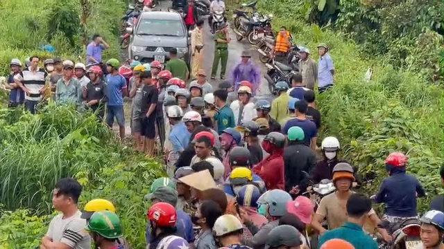 Ô tô mất lái rơi xuống suối, tài xế tử vong tại chỗ- Ảnh 3.