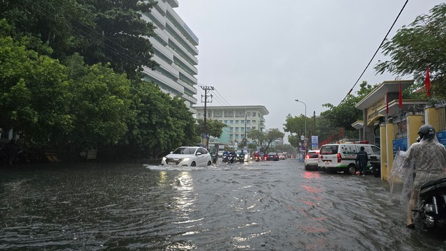 Mưa lớn khiến nhiều tuyến đường ở Đà Nẵng ngập nặng vào ngày 18-9. Ảnh: HẢI ĐỊNH