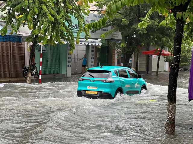 Áp thấp nhiệt đới sắp thành bão số 4: Miền Trung mưa trắng trời, nhà dân tốc mái do dông lốc- Ảnh 8.