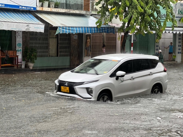 Áp thấp nhiệt đới sắp thành bão số 4: Miền Trung mưa trắng trời, nhà dân tốc mái do dông lốc- Ảnh 7.