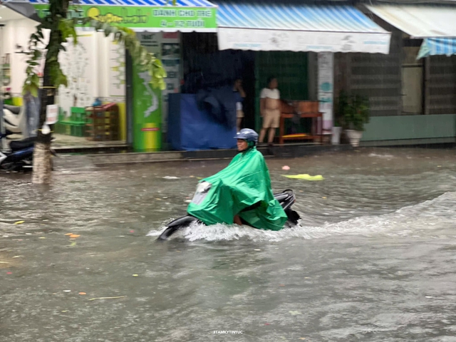 Áp thấp nhiệt đới sắp thành bão số 4: Miền Trung mưa trắng trời, nhà dân tốc mái do dông lốc- Ảnh 6.