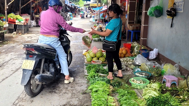 Giá rau xanh bán ngoài chợ giá cao hơn 2-3 lần so với trước bão Ảnh: THÙY LINH