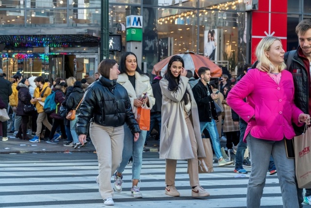 Bên ngoài một trung tâm thương mại ở New York (Mỹ) vào dịp Blak Friday 2023. Ảnh: Reuters