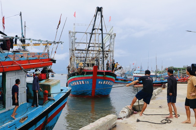 Áp thấp nhiệt đới sắp thành bão số 4: Miền Trung mưa trắng trời, nhà dân tốc mái do dông lốc- Ảnh 3.