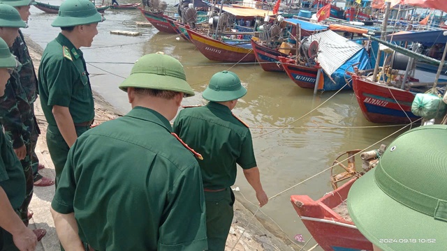 Người dân miền Trung chạy đua chống bão số 4- Ảnh 2.