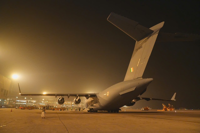 VIDEO: Các chuyến bay "ngựa thồ" C-17 chở hàng cứu trợ quốc tế đáp xuống Nội Bài- Ảnh 2.