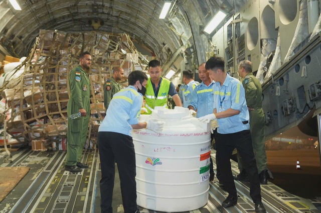 VIDEO: Các chuyến bay "ngựa thồ" C-17 chở hàng cứu trợ quốc tế đáp xuống Nội Bài- Ảnh 3.