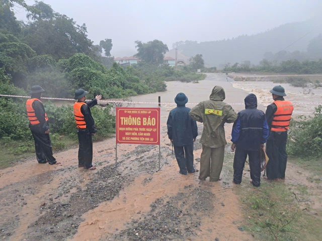 Bão số 4: Mưa lớn khiến nhiều bản làng ở Quảng Bình, Quảng Trị bị cô lập, chia cắt- Ảnh 6.