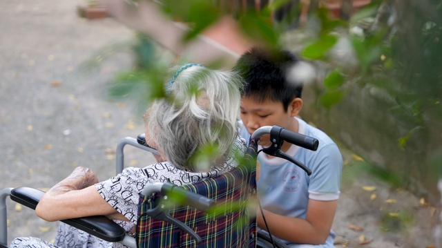 Ngoại và cậu - hai điểm tựa của đời Tuấn, chẳng may cùng ngã bệnh, khiến cảnh nhà em càng thêm vất vả - Ảnh: FE CREDIT