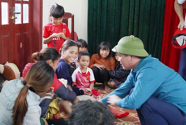 Bão số 4: Quảng Bình, Quảng Trị gấp rút sơ tán dân khỏi vùng nguy hiểm trước 