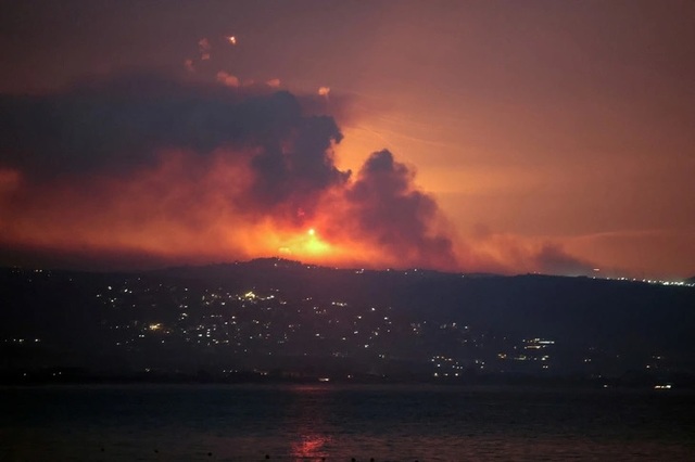 Khói lửa bùng lên từ lãnh thổ Lebanon sau đòn tập kích phủ đầu của Israel ngày 25-8. Ảnh: Reuters