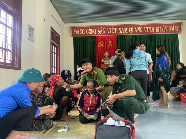 Bão số 4: Quảng Bình, Quảng Trị gấp rút sơ tán dân khỏi vùng nguy hiểm trước 