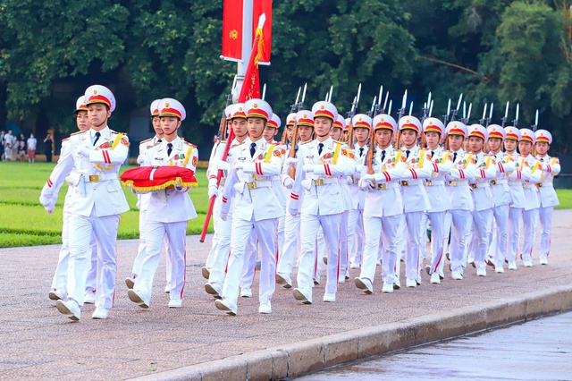 Hàng ngàn người dân chứng kiến Lễ thượng cờ thiêng liêng trong ngày Quốc khánh 2-9- Ảnh 1.