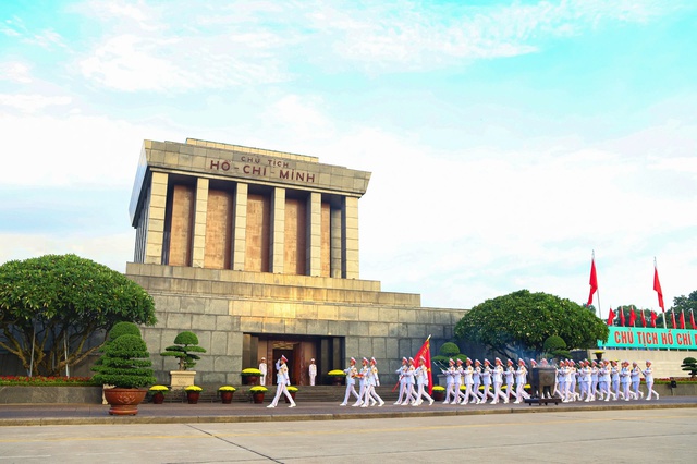 Hàng ngàn người dân chứng kiến Lễ thượng cờ thiêng liêng trong ngày Quốc khánh 2-9- Ảnh 7.