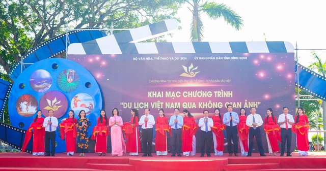 Khai mạc chương trình Du lịch Việt Nam qua không gian ảnh- Ảnh 1.