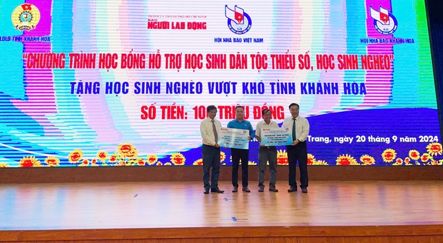 Báo Người Lao Động phối hợp Hội Nhà báo Việt Nam trao 100 triệu đồng cho học sinh nghèo vượt khó tỉnh Khánh Hòa