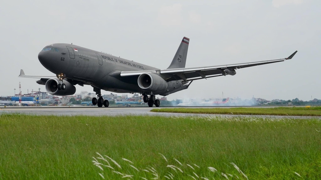 VIDEO: Các chuyến bay "ngựa thồ" C-17 chở hàng cứu trợ quốc tế đáp xuống Nội Bài- Ảnh 1.