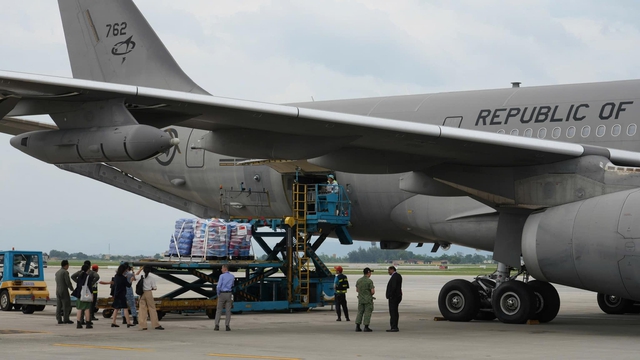 VIDEO: Các chuyến bay "ngựa thồ" C-17 chở hàng cứu trợ quốc tế đáp xuống Nội Bài- Ảnh 2.