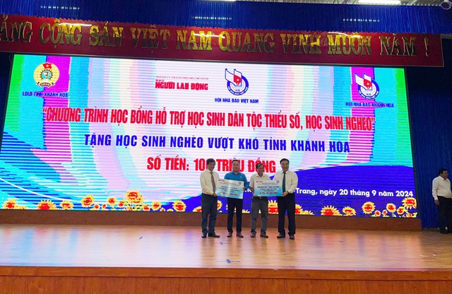 Báo Người Lao Động trao tặng 100 triệu đồng cho học sinh nghèo Khánh Hòa - Ảnh 3.