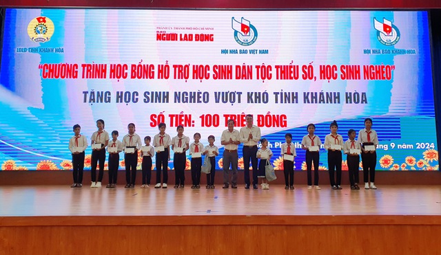 Báo Người Lao Động trao tặng 100 triệu đồng cho học sinh nghèo Khánh Hòa - Ảnh 6.