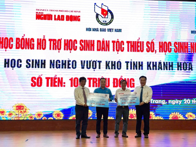 Báo Người Lao Động trao tặng 100 triệu đồng cho học sinh nghèo Khánh Hòa - Ảnh 2.