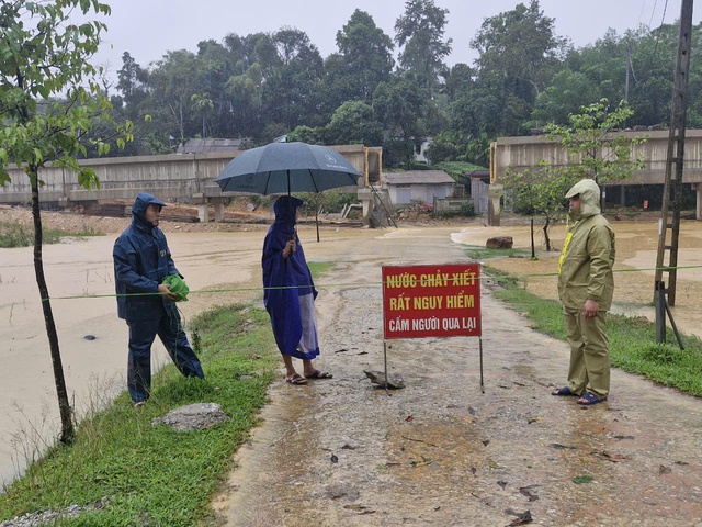 Hà Tĩnh: Hơn 10.000 học sinh nghỉ học, nhiều tuyến đường bị ngập do mưa lũ- Ảnh 1.