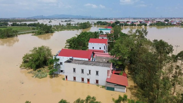 Hình ảnh nhà dân được hệ thống thông tin vô tuyến cơ động của ĐH Bách khoa Hà Nội truyền tải tại điếm canh đê Cầu Găng (huyện Yên Phong, tỉnh Bắc Ninh). Ảnh: DIỆU NGỌC