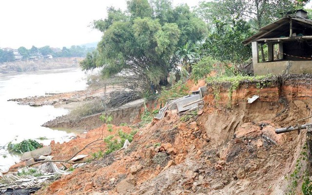 Sạt lở nghiêm trọng bờ sông Lô, Vĩnh Phúc công bố tình huống khẩn cấp- Ảnh 1.