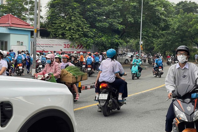 Nhiều học sinh Trường THPT Linh Trung chạy xe máy thẳng vào trường. Ảnh: ANH VŨ