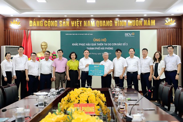 Ông Trần Xuân Hoàng - Phó Bí thư thường trực Đảng ủy, Ủy viên HĐQT BIDV - đại diện ngân hàng, trao kinh phí ủng hộ khắc phục hậu quả thiên tai do cơn bão số 3 tại Thành phố Hải Phòng