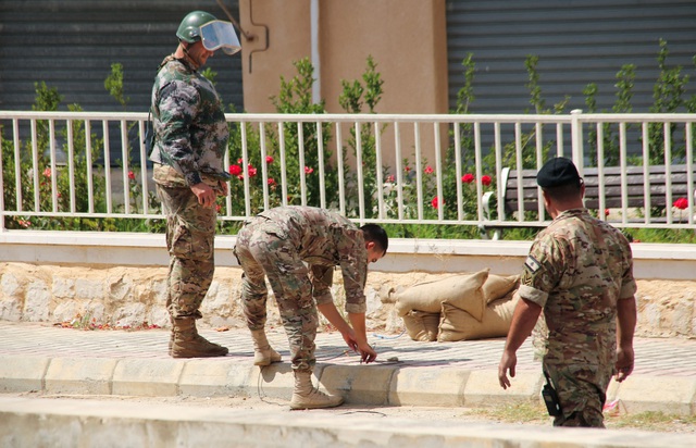 Binh lính Lebanon cho nổ pin một thiết bị liên lạc ở thị trấn Qlayaa, miền Nam Lebanon. Ảnh: Reuters