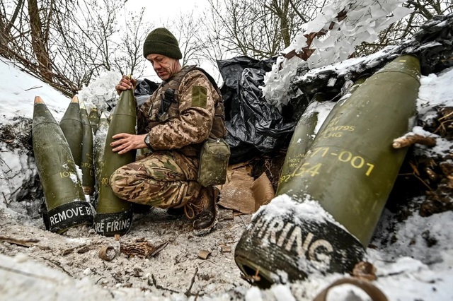 Lính Ukraine chuẩn bị đạn pháo. Ảnh: Reuters