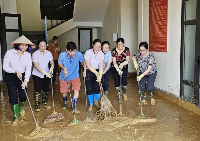 Các cán bộ chi nhánh NHCSXH tỉnh Yên Bái cùng với chính quyền và bà con nhân dân địa phương chủ động dọn dẹp, sửa sang lại các trụ sở phòng và Điểm giao dịch tại xã để nhanh chóng hoạt động trở lại