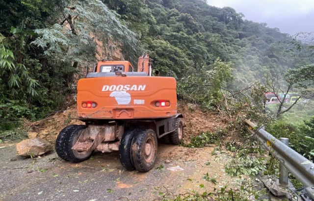 Đường lên Cửa khẩu quốc tế Cầu Treo thông xe trở lại sau sự cố sạt lở- Ảnh 1.