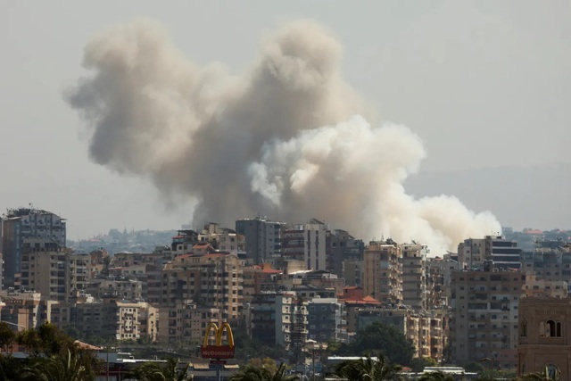 Khói bốc lên ở miền Nam Lebanon sau các cuộc không kích của Israel. Ảnh: Reuters