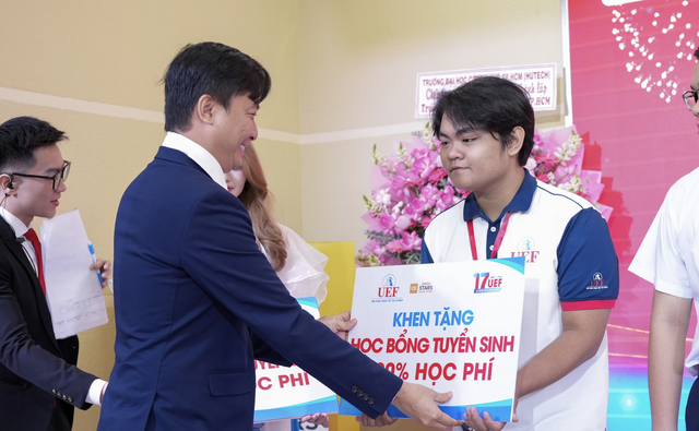 Trường ĐH ở TP HCM trao hơn 20 tỉ đồng học bổng cho sinh viên- Ảnh 1.