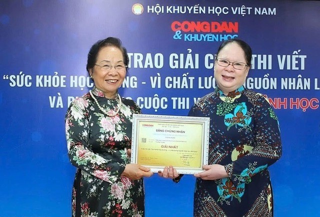 GS Nguyễn Thị Doan trao bằng chứng nhận giải nhất cho tác giả Trương Thị Mai. Ảnh: SƠN HẢI