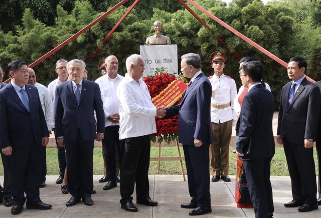 Tổng Bí thư, Chủ tịch nước Tô Lâm đặt vòng hoa tại Tượng đài Bác Hồ ở La Habana- Ảnh 4.