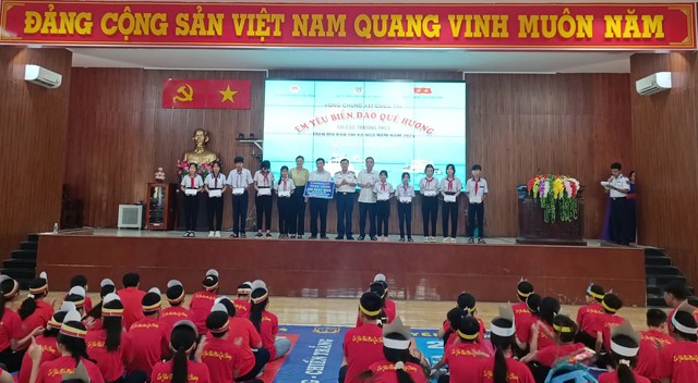 Trao hỗ trợ kinh phí học tập tại cuộc thi “Em yêu biển, đảo quê hương”- Ảnh 3.